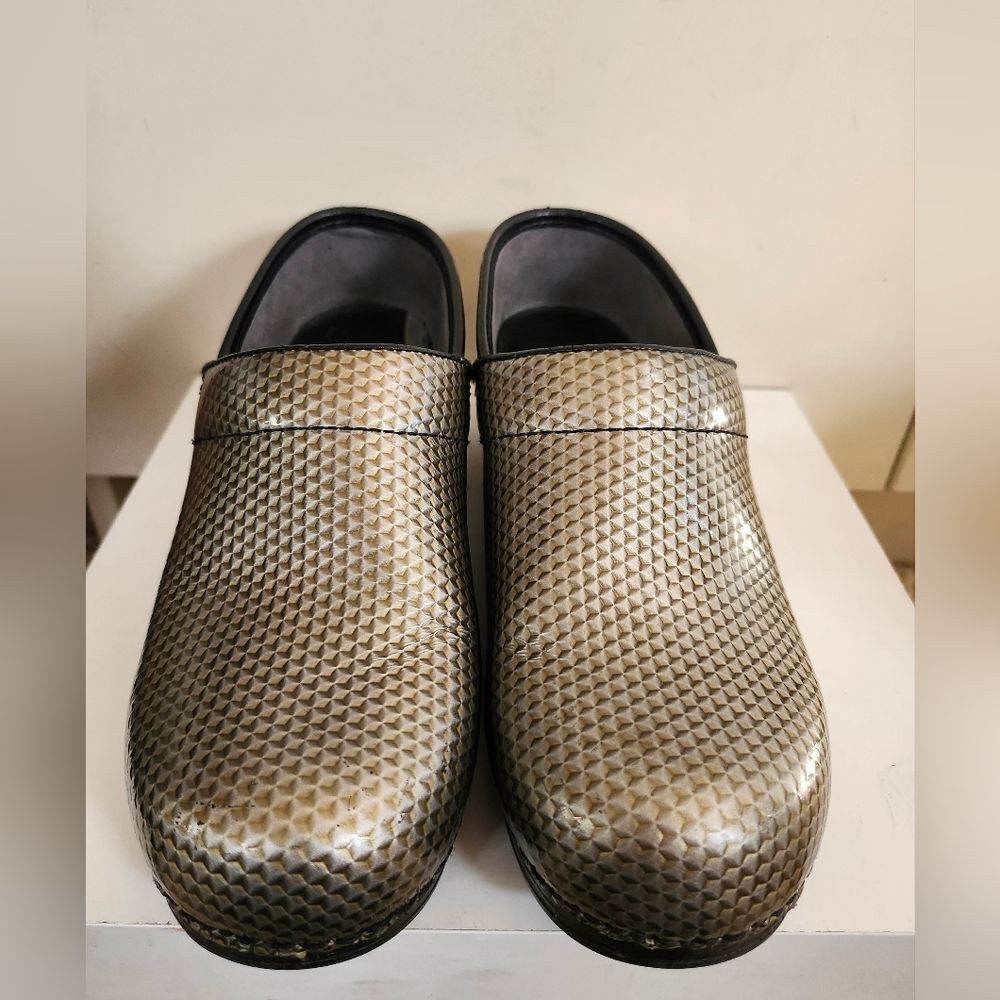Dansko " XP" Waterproof Metallic Taupe Gray Closed Back Clogs SZ.38/8 Ret.$155 - Picture 5 of 8